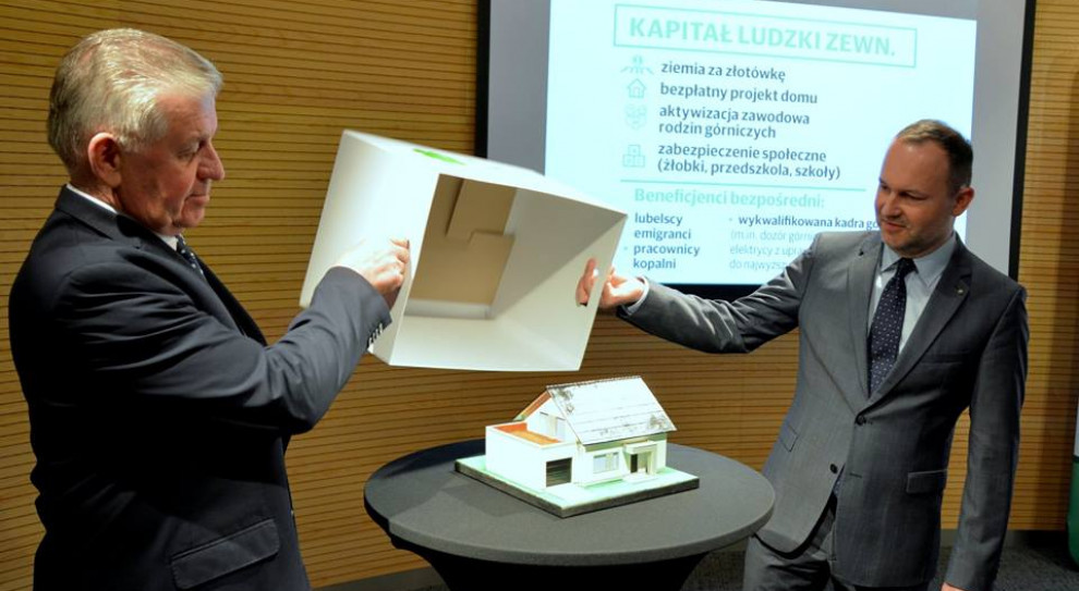 Lubelscy działacze PSL na zachętę dla górników gotowi są im zaoferować działki budowlane i projekty domów. (fot. www.facebook.com/hetmankrzysztof) Chcą przyciągnąć w lubelskie górników ze Śląska. Na stole działki budowlane i projekty domów