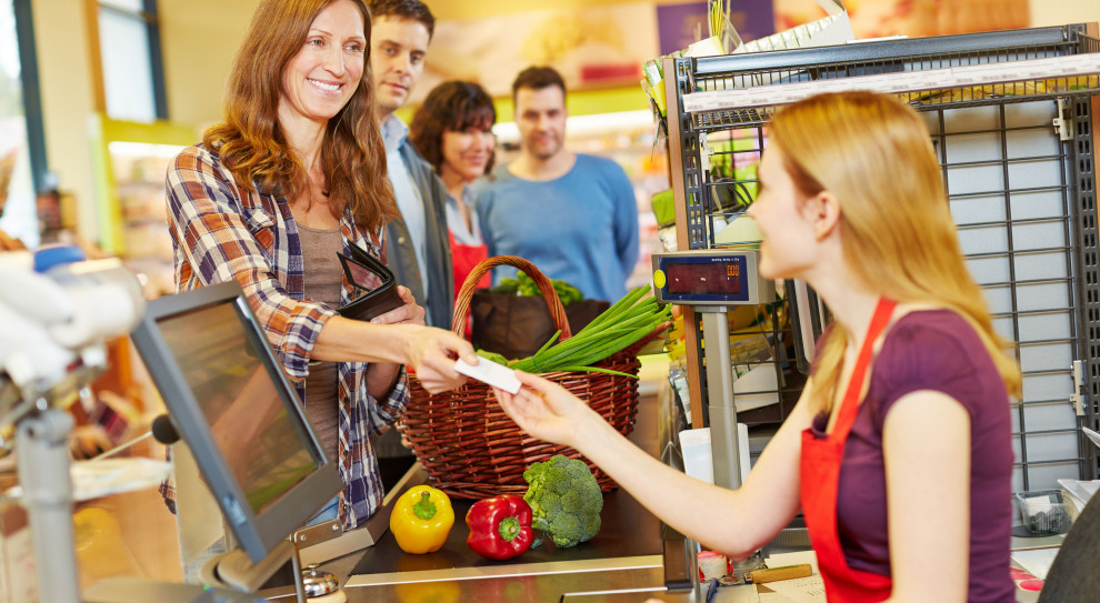 Netto uspokaja, że zamknięcie sklepów w niedziele nie wpłynie na poziom zatrudnienia – sieć nie planuje zwolnień ani skrócenia etatów. (Fot. Shutterstock) Zakaz handlu w niedziele: Netto i Lidl uspokajają. Pracownicy nie stracą pracy