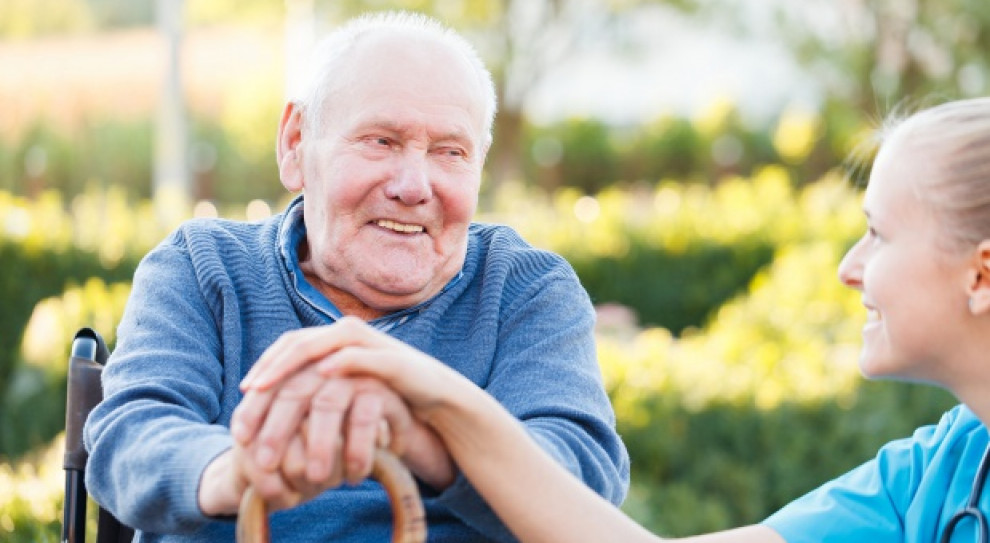 Program zakłada m.in. emeryturę dla seniorów bez podatku, pakiet dla opiekunów osób niesamodzielnych Fot. Shutterstock Urlop wytchnieniowy? Kto i od czego mógłby złapać oddech?