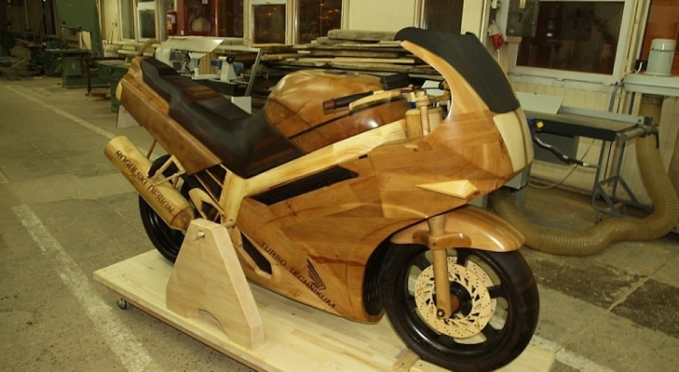 Takie cuda wychodzą spod reki wychowanków szkoły. Na zdjęciu drewniany motocykl (Krzysztof Rygulski/ fot. arch. ZSP w Garbatce-Letnisko) Najlepsza stolarska szkoła w Polsce zmienia organizatora