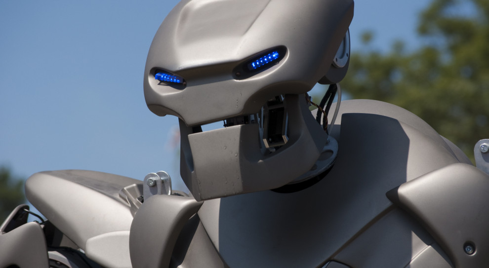 Robotyzacją lub automatyzacją nazywamy technologiczny proces, w którym maszyna zaczyna wykonywać skomplikowane operacje do tej pory zarezerwowane dla człowieka. Efektem tej zmiany są ograniczenia w zatrudnieniu i konieczność przekwalifikowania dotychczas pracujących osób (fot. Rachel Docherty/flickr.com/CC BY 2.0) Automatyzacja wyzwaniem dla całego świata. Do 2030 r. 375 milionów ludzi będzie musiało zmienić pracę lub ją straci