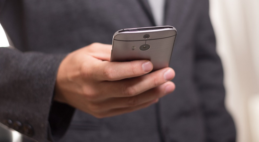 Aplikacje mobilne, które odnotowały największe straty w ubiegłym roku, to programy z kategorii gier mobilnych i aplikacji typu "lifestyle" (fot. pixabay.com) Przeciętnie 5 godzin - tyle czasu spędzamy codziennie przed smartfonem. Gorzej nie będzie