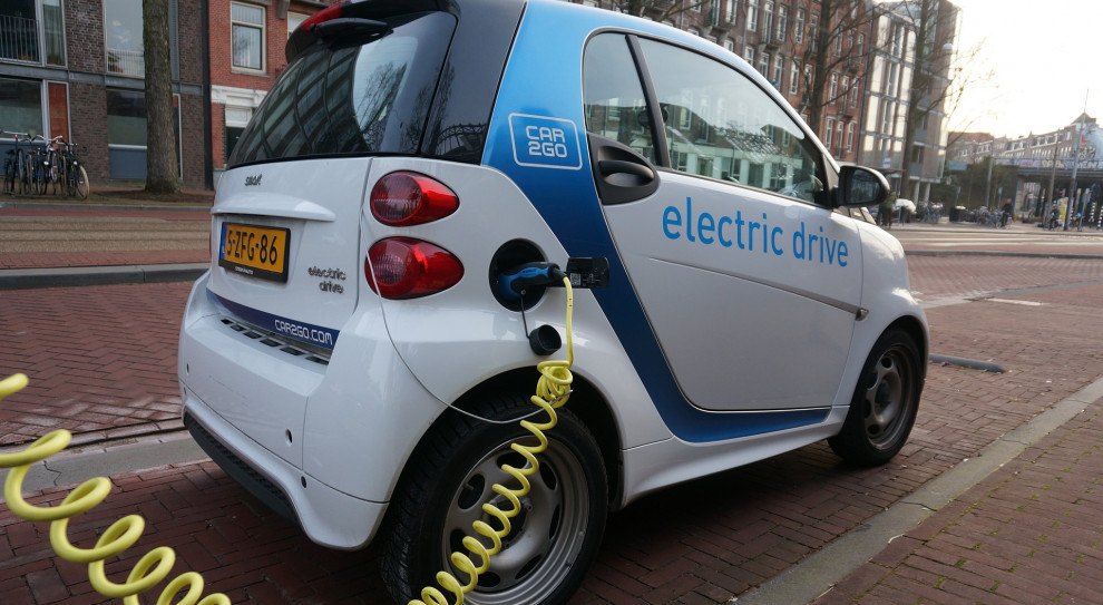 Kierowcy aut elektrycznych będą mogli naładować auta na stacjach PKN Orlen (fot.pixabay.com) Samochody elektryczne: PKN Orlen włącza się do gry o rynek e-tankowania