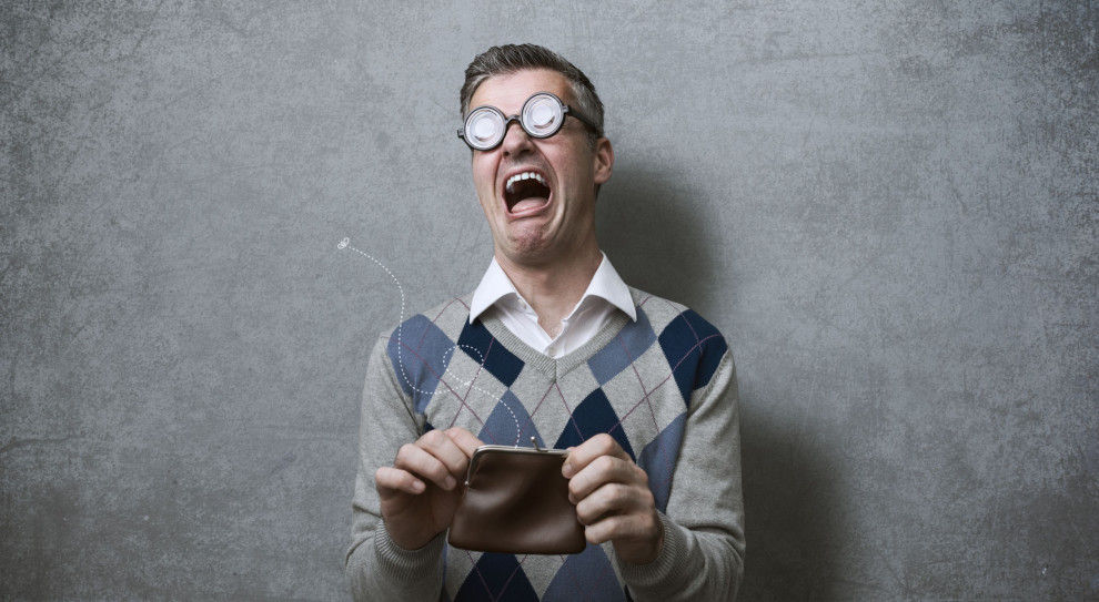W Rejestrze Dłużników znajduje się ponad 302 tys. emerytów (fot.shutterstock) Zadłużenie: Na emeryturze łatwo o efekt śnieżnej kuli. A długi emerytów już są ogromne