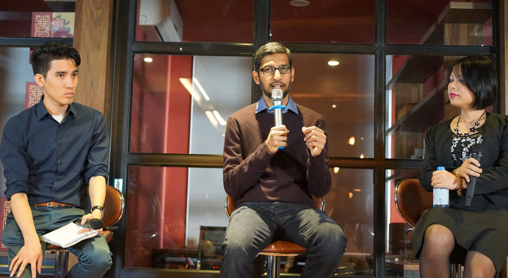 Sundar Pichai (w centrum) w czasie spotkania technologicznego w Wietnamie w 2015 r. (fot. Nguyen Hung Vu/flickr.com/CC BY 2.0) CEO Google Sundar Pichai apeluje: Nauka programowania to za mało i sugeruje nową drogę w edukacji
