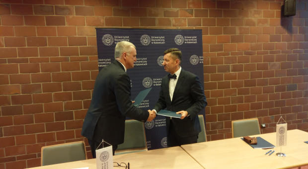 Porozumienie podpisali dyrektor Śląskiego Oddziału Wojewódzkiego NFZ dr Jerzy Szafranowicz oraz rektor UE Katowice dr hab. Robert Tomanek. Fot. mat. pras. Śląski NFZ i Uniwersytet Ekonomiczny w Katowicach rozpoczęli współpracę