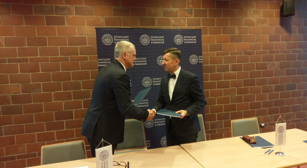 Porozumienie podpisali dyrektor Śląskiego Oddziału Wojewódzkiego NFZ dr Jerzy Szafranowicz oraz rektor UE Katowice dr hab. Robert Tomanek. Fot. mat. pras. Śląski NFZ i Uniwersytet Ekonomiczny w Katowicach rozpoczęli współpracę