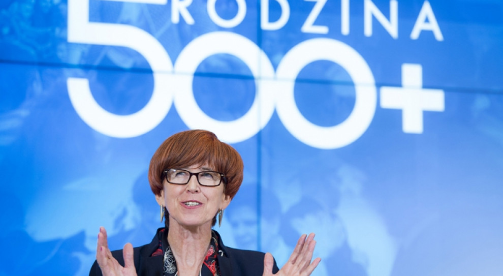 Rafalska podkreśliła, że za sprawą dobrej sytuacji gospodarczej, na rynku pracy i świadczeń wychowawczych "500 plus" poprawia się sytuacja materialna polskich rodzin (Elżbieta Rafalska, fot.premier.gov.pl) Elżbieta Rafalska: Nowe wyzwania dla pracowników socjalnych