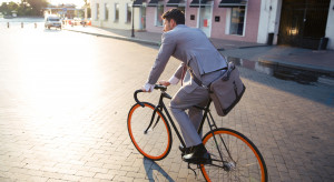Blue Media już w 2013 roku wprowadziła program „Złotówka za kilometr”, w którym nagradza pracowników za docieranie do pracy na rowerze. (fot.shutterstock.com) Zachęcają pracowników do jazdy na rowerze. Efekt? Mniej zwolnień lekarskich