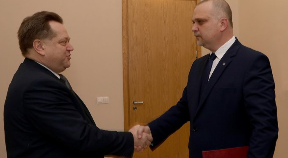 Akty powołania wręczył Jarosław Zieliński, sekretarz stanu w MSWiA (fot.mswia) Andrzeja Sprycha Inspektorem Nadzoru Wewnętrznego