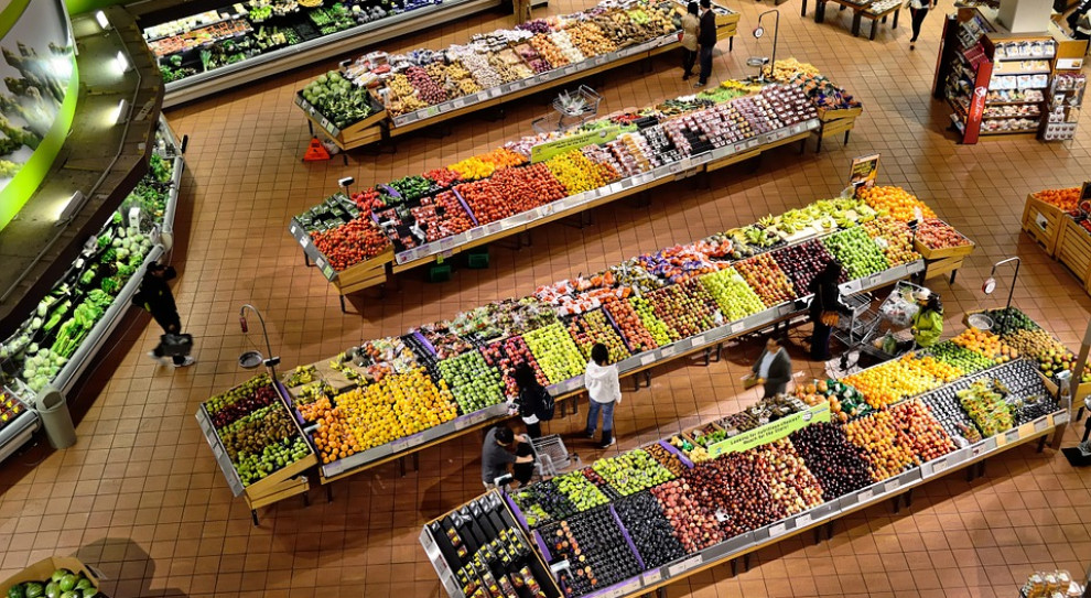 Decyzja Tesco jest częścią trwającej kampanii żywnościowej sieci, której celem jest zapewnienie, że żadna żywność bezpieczna do spożycia przez ludzi nie zostanie zmarnowana. (fot. pixabay.com) Tesco UK będzie rozdawać pracownikom żywność z bliską datą ważności