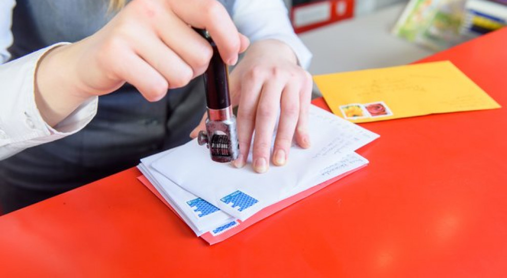 Poczta Polska testuje platformę, która umożliwia komunikację z niesłyszącym pracownikiem (fot. mat. pras.) Poczta Polska testuje aplikację rekrutującą osoby głuche i niedosłyszące