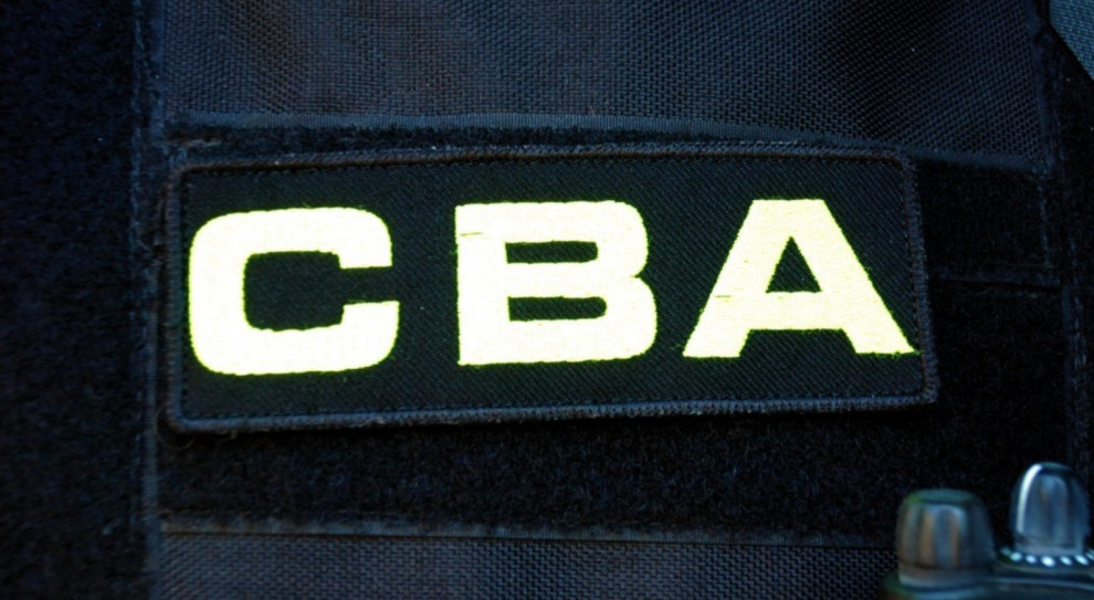 Funkcjonariusze CBA prowadzą przeszukania w miejscach pracy zatrzymanych i ich mieszkaniach (fot.cba.gov.pl) CBA: Burmistrz i urzędnicy z Pułtuska podejrzani o korupcję