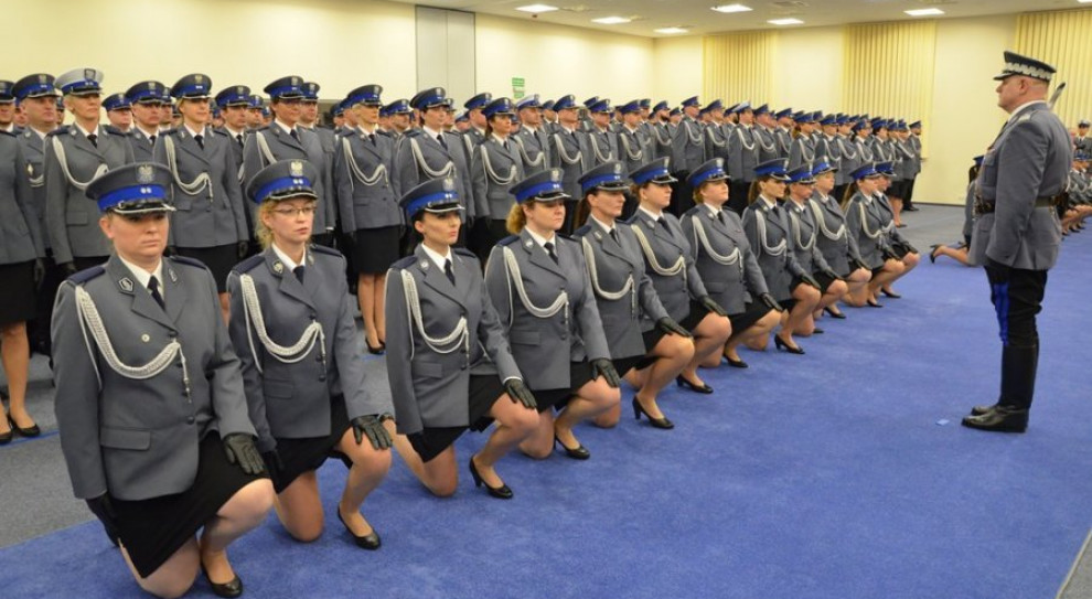 Uczestniczący w uroczystości promocji oficerów policji w Szczytnie szef polskiej policji powiedział dziennikarzom, że założeniem kierownictwa policji było to, iż na koniec 2017 roku poziom wakatów będzie porównywalny do tego z końca 2016 roku. (fot. policja.pl) 4,5 tysiąca wakatów w policji. Rekrutacja odstrasza kandydatów?