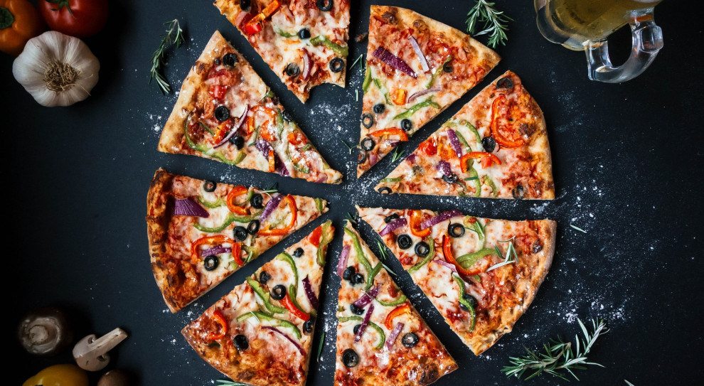 Radny zaatakował przechodnia pizzą (fot.pixabay.com) Radny uderzył przechodnia pizzą. Został oskarżony
