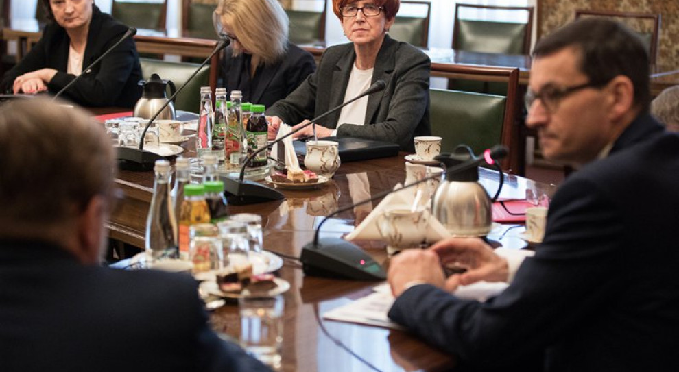 Minister przypomniała, że e-składka obowiązuje od miesiąca. "To uproszczenie dla przedsiębiorców opłacających składki oraz dla ZUS. To przeniesienie ciężaru na państwo i ułatwienia dla 2,5 mln płatników składek" - napisała (fot. twitter) Elżbieta Rafalska: W styczniu wpływy do ZUS ze składek o 11 proc. większe niż przed rokiem