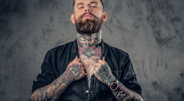 Są branże, w których szuka się osobowości, unikalnych cech w człowieku. Tatuaż bardzo często w jakiś sposób je wyraża (fot.shutterstock) Tatuaż przeszkodą w znalezieniu pracy i zrobieniu kariery? Czasami wręcz przeciwnie