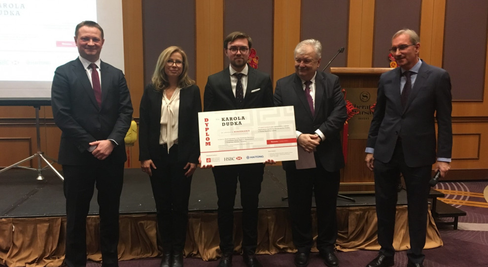 Laureaci konkursu: Bartłomiej Dmitruk, Olga Mikołajczyk, Karol Dudek, Jacek Bartkiewicz, Zbigniew Niesiobędzki (fot. mat.prasowe) Za najlepsze prace dyplomowe pojadą na staż do Chin