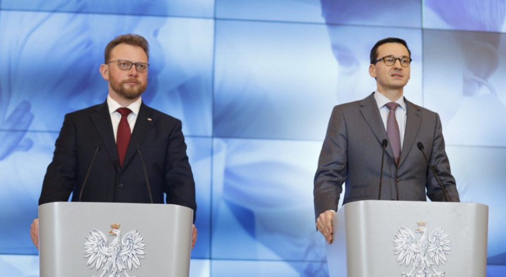 "Oczywiście, że mamy dziurę w kadrze i będziemy zwiększali liczbę studiujących lekarzy. Będziemy starali się ściągnąć lekarzy, którzy powyjeżdżali" - odpowiedział Szumowski. (fot. Kancelaria Premiera/twitter) Łukasz Szumowski: Będziemy zwiększali liczbę studiujących lekarzy