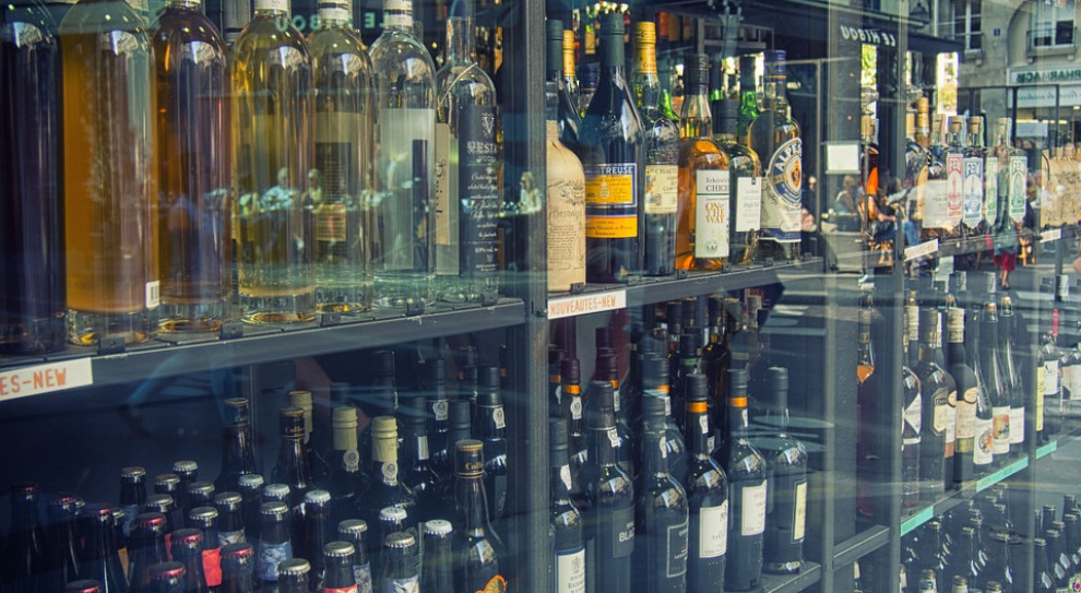 Teraz mieszkanka Bełchatowa odpowie za pracę pod wpływem alkoholu. Grozi jej za to kara aresztu lub grzywny (fot.pixabay) 3,2 promila alkoholu w organizmie ekspedientki sklepu monopolowego