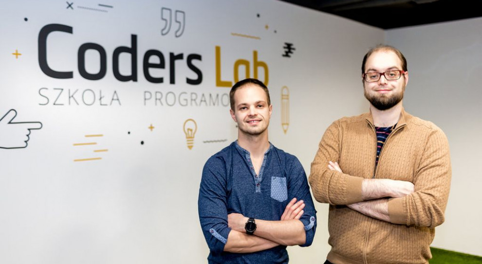 Szkołę programowania Coders Lab założyli bracia Marcin Tchórzewski (z lewej) i Jacek Tchórzewski (fot. mat. Coders Lab) Grupa Pracuj objęła udziały w Coders Lab. Powstanie szkoła IT