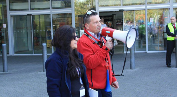 Na zdj. Elżbieta Jakubowska, przewodnicząca Solidarności w Tesco oraz Bogusław Wojtas z regionu jeleniogórskiego podczas protestu w Pradze, (fot. Solidarność Tesco/Facebook) Tesco ma problemy, bo zarząd nie słuchał pracowników