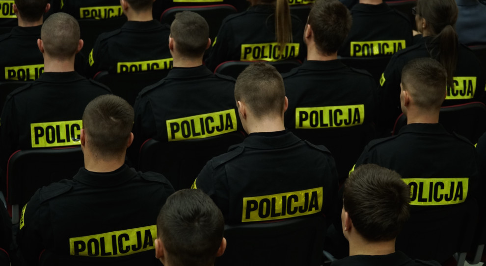 Mundurowi oraz pracownicy cywilni związani ze służbami pierwsze podwyżki otrzymali już 1 stycznia 2017 r. Pierwsi z nich średnio o 253 złote więcej. Drudzy - 250 złotych. Kolejna od stycznia 2019. (fot.PTWP/Michał Oleksy) Praca w policji. Joachim Brudziński zapowiada podwyżki dla nowych policjantów
