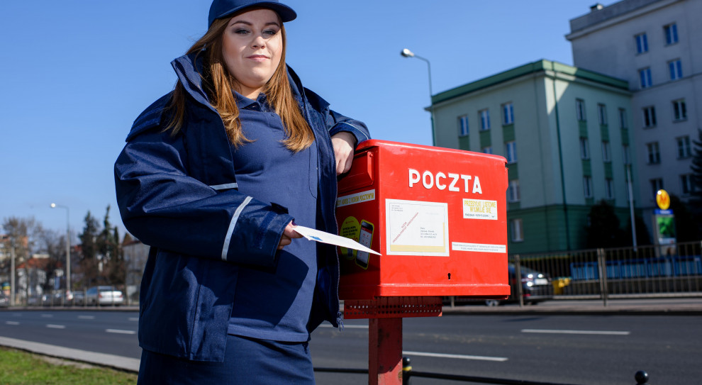 Jak zaznacza Poczta Polska, zdecydowana większość listonoszy pracuje w wymiarze etatowym – 8 godzin dziennie (Fot. mat. pras.) Międzynarodowy Dzień Listonosza i Doręczyciela: Ile zarabia listonosz, a ile kurier?