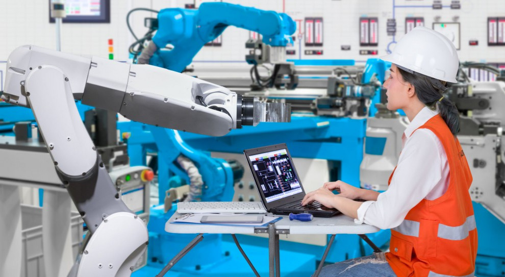 5806 zł brutto – to mediana wynagrodzeń projektanta zajmującego się tworzeniem projektów na podstawie technicznych specyfikacji. (Fot. Shutterstock) Ile zarabia projektant, ile inżynier ds. testów, a ile inżynier konstruktor?