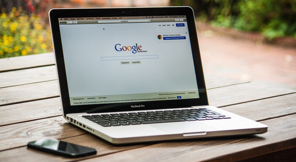 Wyniki inżynierów z Google Brain są nieco bardziej zadowalające. Zdania otrzymywane przez ich sztuczną inteligencję są już dłuższe i są pisane nieco bardziej naturalnym językiem. (fot. pixabay.com) Google uczy sztuczną inteligencję pisać notki encyklopedyczne