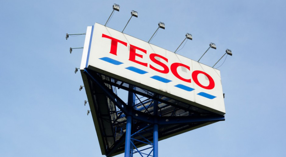Firma informuje, że chce mieć pewność, że zmiany nie wpłyną negatywnie na pracowników i ich godziny pracy. Fot. Shutterstock.com Pracownicy Tesco też będą zaczynać zmianę po północy? Sieć rozważa zmiany