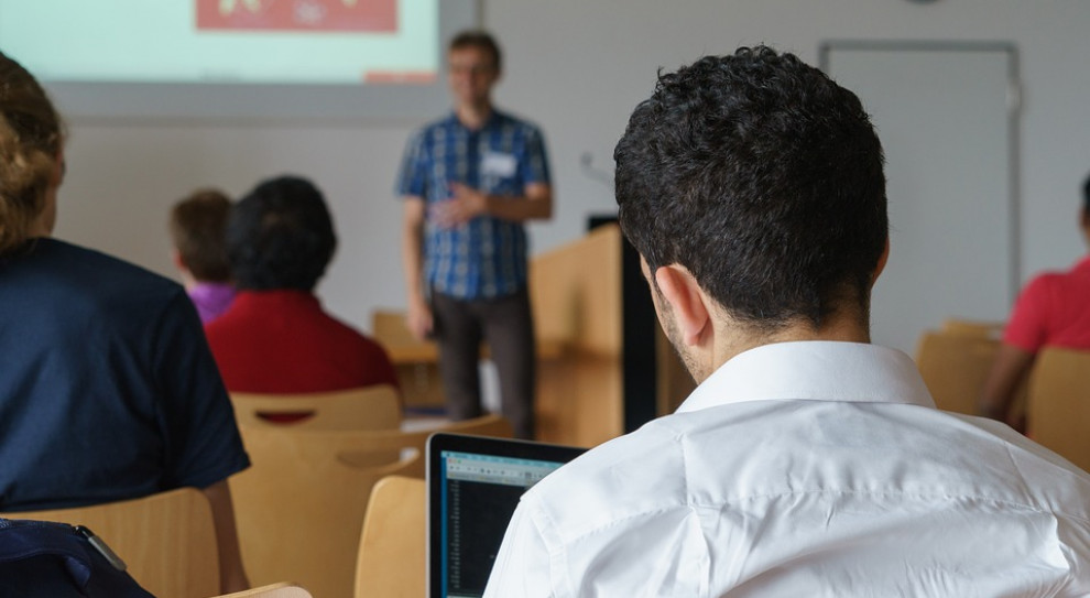 Wśród absolwentów szkół średnich widoczny jest wzrost znaczenia kierunków związanych z zawodami pożądanymi na rynku pracy oraz spadek zainteresowania niektórymi kierunkami społecznymi (fot. pixabay.com) Raport: jak młodzież wybiera studia?