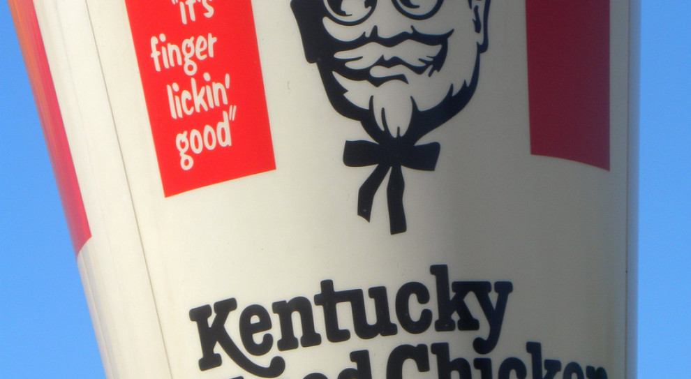 KFC to sieć restauracji z szybką obsługą, która istnieje od 1930 roku. Jest znaną i rozpoznawalną marką na całym świecie. (fot. flickr.com/CC BY-ND 2.0) KFC: Pracownicy na umowach najbardziej stracili na braku kurczaków