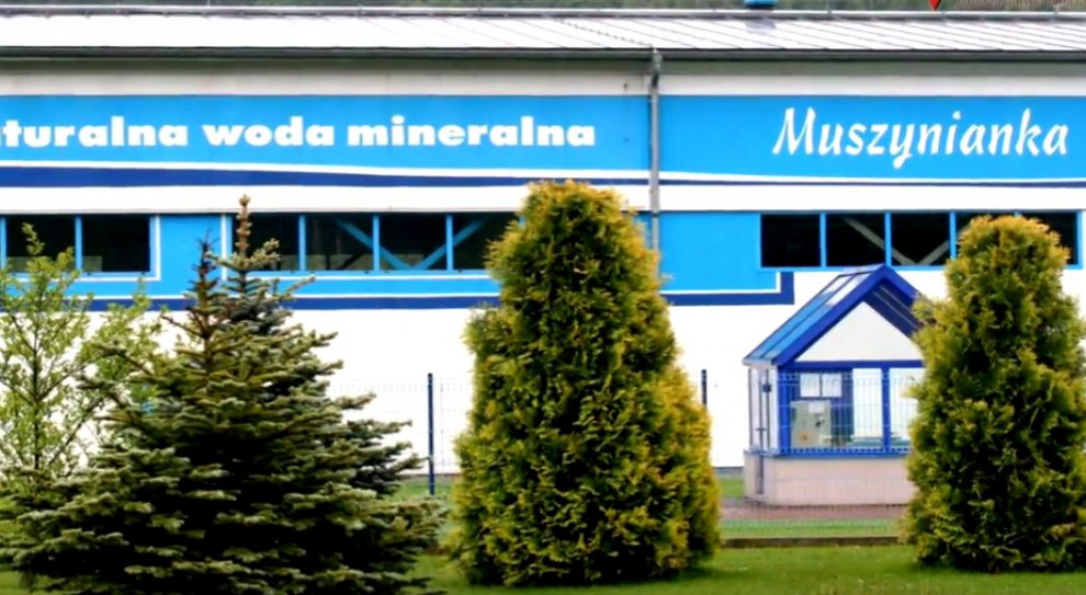 Partia Razem,jako przykład dobrze prosperującej spółdzielni pracy podaje Muszyniankę (fot.youtube/prezentacja firmy) Partia Razem: Jednoosobowe działalności gospodarcze to nieefektywny model