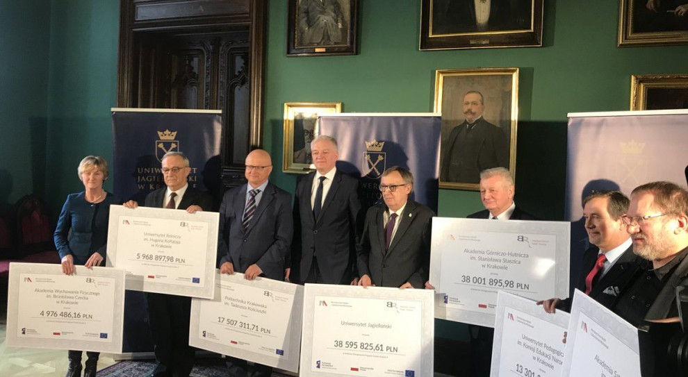 W poniedziałek (26 lutego) w Collegium Novum UJ wicepremier Jarosław Gowin wręczył czeki dla uczelni (fot.twitter.com/Jaroslaw_Gowin) 121 mln zł dla krakowskich uczelni publicznych