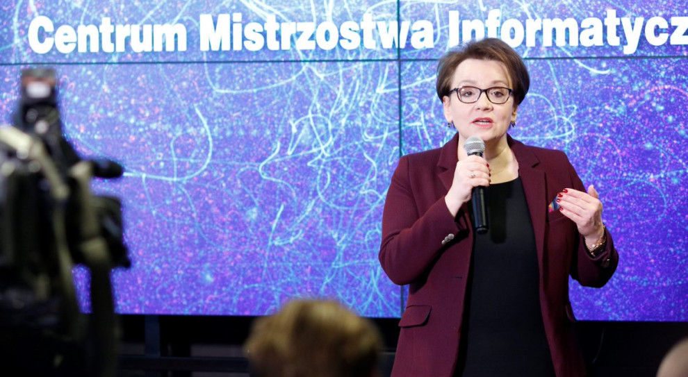 Szefowa MEN Anna Zalewska spotkała się w Centrum Partnerstwa Społecznego "Dialog" z przedstawicielami Związku Nauczycielstwa Polskiego i Forum Związków Zawodowych, a następnie z przedstawicielami Sekcji Krajowej Oświaty i Wychowania NSZZ "Solidarność" (fot. MEN/twitter) Związkowcy: Będzie zespół do zmian w systemie finansowania i wynagradzania nauczycieli