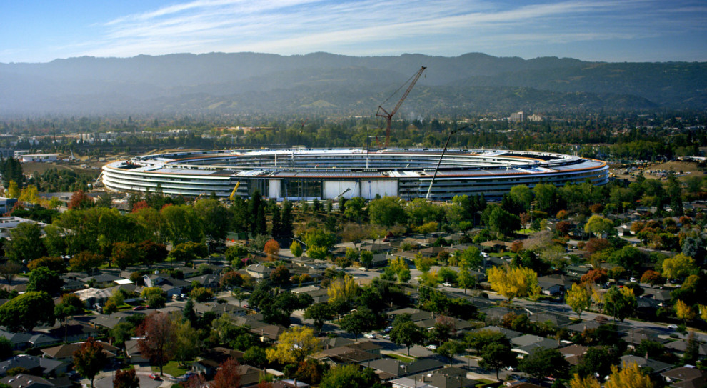 Apple Park to nowy kampus firmy. Jego projekt wymarzył sobie jeszcze Steve Jobs. (Fot. mat. pras.) Apple uruchamia sieć klinik AC Wellnes dla pracowników. Szuka lekarzy i pielęgniarek