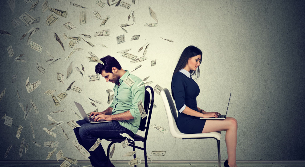 Spośród ankietowanych firm tylko 17 proc. stwierdziło, że nie planuje przeglądu polityki płacowej. (Fot. Shutterstock) #MeToo. Firmy likwidują luki płacowe w zarobkach kobiet i mężczyzn