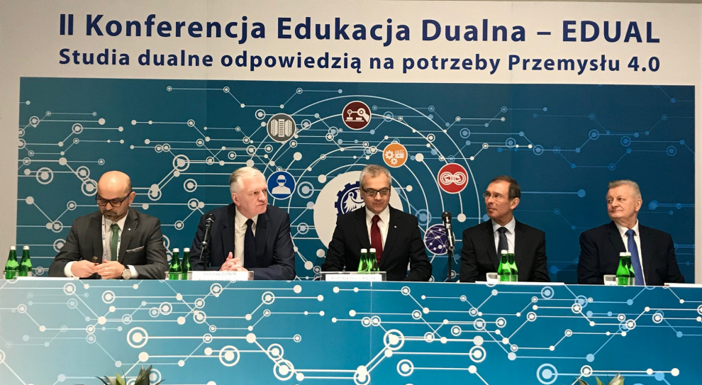 Jak przypomniał rektor Politechniki Śląskiej prof. Arkadiusz Mężyk, uczelnia w 2016 r. przyjęła pierwszych studentów na studia dualne, dostosowując się do potrzeb rynku pracy, ale też poziomu rozwoju technologicznego. (fot. PTWP/KDS) Politechnika Śląska proponuje nowe formuły kształcenia dualnego