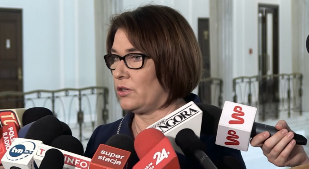 Mazurek została też zapytana przez dziennikarzy, czy jest groźba, że w związku z zakazem handlu w niedziele część osób straci pracę Fot. youtube PiS: Niedziela wolna od handlu będzie udana i rodzinna dla osób, które nie będą musiały pracować