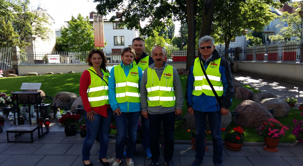 Związkowcy "S" od lat pełnią wartę przy grobie ks. Popiełuszki. Na zdjęciu przedstawiciele Krajowego Sekretariatu Przemysłu Chemicznego NSZZ Solidarność (fot. solidarnosc-azoty.org) XVIII Ogólnopolska Droga Krzyżowa Ludzi Pracy już 23 marca