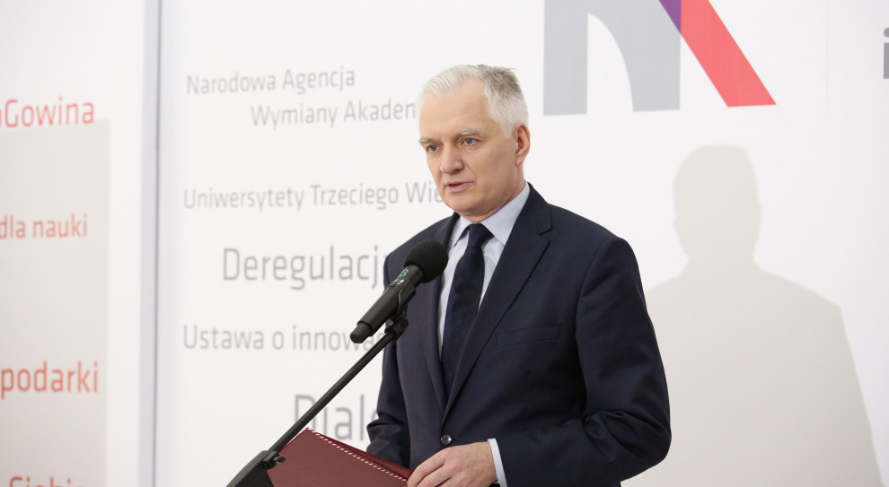 "Komitet Stały przyjął dzisiaj projekt reformy szkolnictwa wyższego. We wtorek rząd!" - napisał na Twitterze wicepremier Jarosław Gowin. (Jarosław Gowin, fot. nauka.gov.pl) Reforma uczelni coraz bliżej. Komitet Stały przyjął projekt