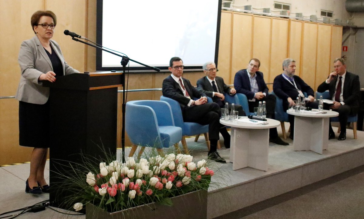 Pracodawców nie ma w Zintegrowanym Systemie Kwalifikacji. My bardzo państwa prosimy, przyjdźcie do nas. W tej chwili przy nas jest tylko rzemiosło - zaapelowała minister edukacji do pracodawców (Anna Zalewska, fot.twitter.com/MEN_GOV_PL)