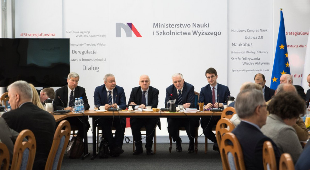 Wicepremier i minister nauki Jarosław Gowin w otoczeniu urzędników resortu nauki. (fot.MNiSW/twitter.com) Piotr Müller zapowiada zmiany w habilitacji i konsolidację badań naukowych