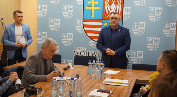 Piotr Żołądek, członek zarządu Województwa Świętokrzyskiego podpisał umowy z przedstawicielami pięciu firm i instytucji, które chcą inwestować w edukację osób dorosłych (fot.sejmik.kielce.pl) Świętokrzyskie: Są pieniądze na edukację zawodową dorosłych