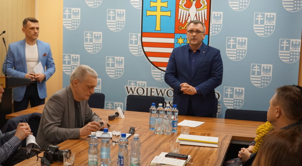 Piotr Żołądek, członek zarządu Województwa Świętokrzyskiego podpisał umowy z przedstawicielami pięciu firm i instytucji, które chcą inwestować w edukację osób dorosłych (fot.sejmik.kielce.pl) Świętokrzyskie: Są pieniądze na edukację zawodową dorosłych