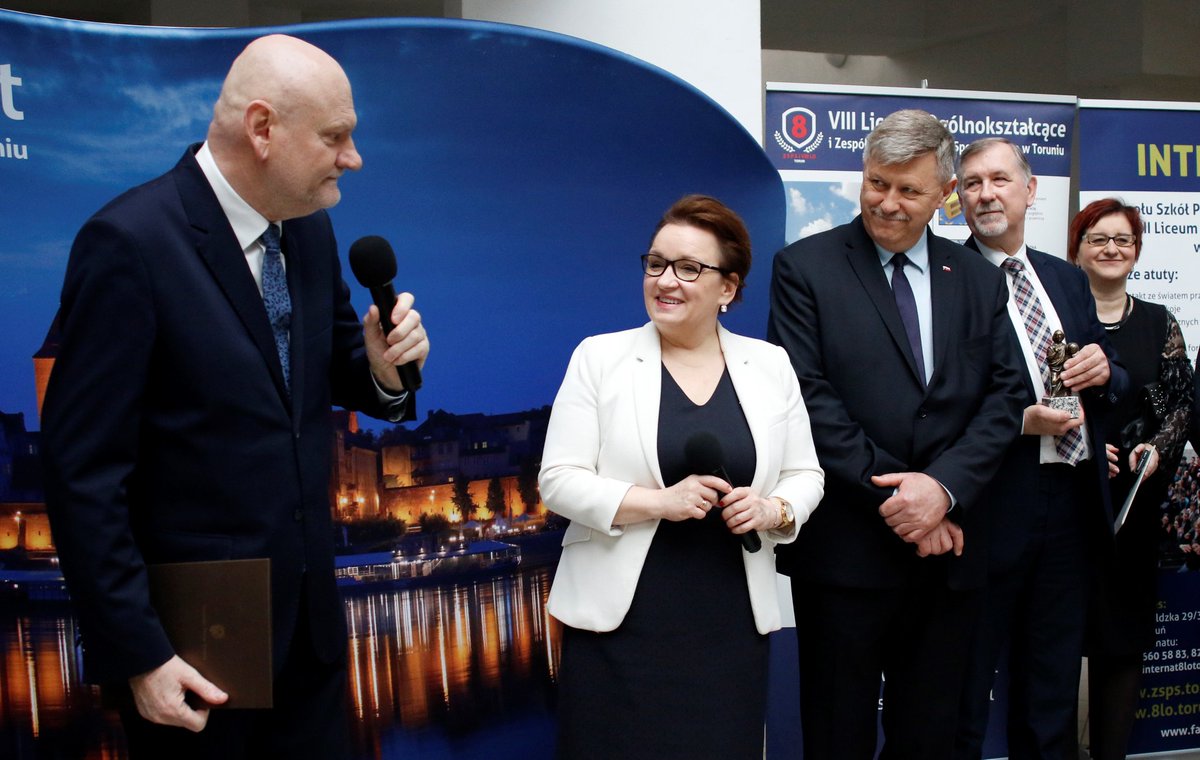 Szefowa MEN Anna Zalewska była gościem II Toruńskiego Forum Zawodowców, którego celem jest promocja kształcenia branżowego przy współpracy z lokalnymi przedsiębiorcami i uczelniami (fot.twitter.com/MEN_GOV_PL)