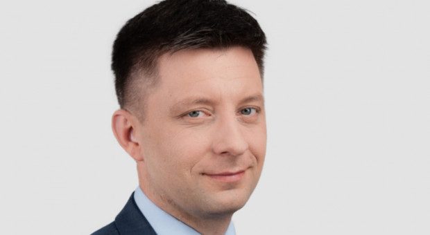Konsekwencji noweli ustawy o służbie cywilnej będzie zmiana w systemie wynagradzania - powiedział Dworczyk (Michał Dworczyk, fot.dworczyk.pl) Ustawa o służbie cywilnej: Zmiany w systemie wynagrodzania urzędników