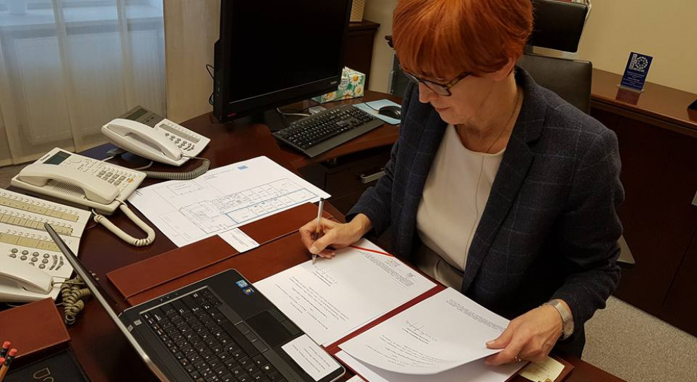 Odpowiedzi na interpelację posła Jaskóły udzieliła szefowa resortu (fot. Facebook/Elżbieta Rafalska) Umowy śmieciowe. Coraz więcej podpisuje ich nawet... resort pracy