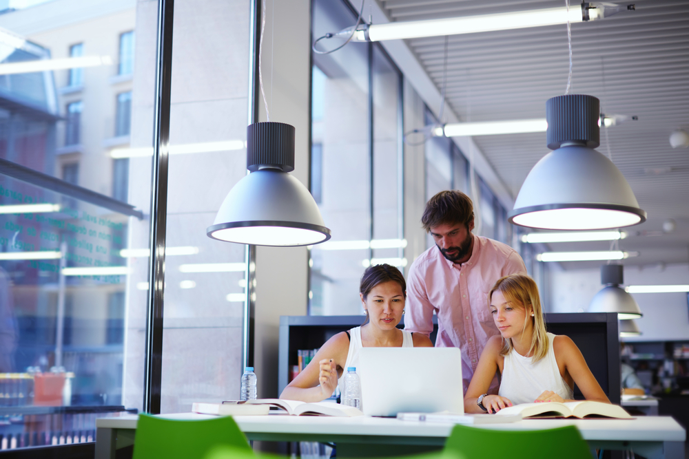 Coraz istotniejszy w pracy w biurze jest komfort pracy użytkownika z technologiami. Fot. Shutterstock